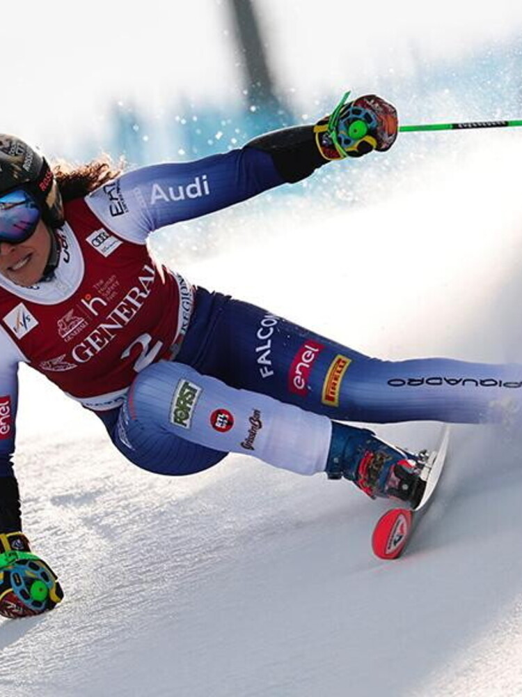 Paura per Brignone: cade nel gigante dei Campionati italiani e viene portata via in elicottero