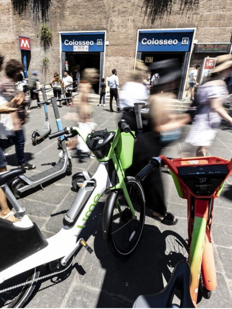 Rissa davanti alla fermata metro Colosseo, accoltellato un ragazzo