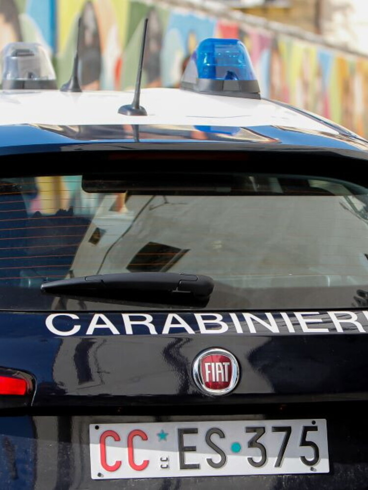 Cade dal terzo piano a Roma. Ipotesi suicidio