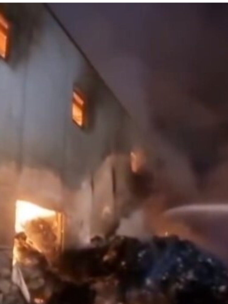 Maxi incendio in un sito di stoccaggio di ecoballe a Scafati