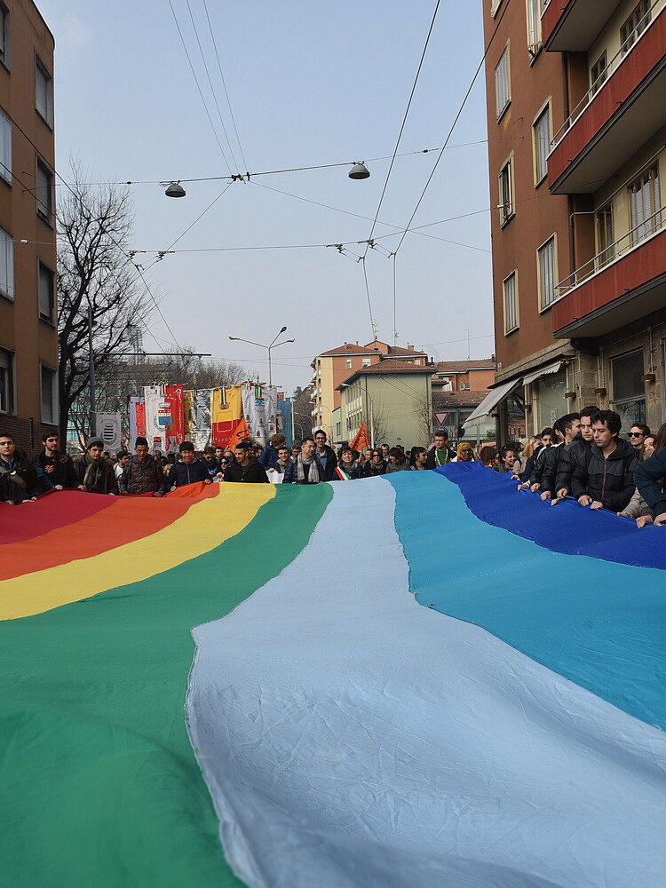 Scontri e tensioni tra polizia e manifestanti a Bologna