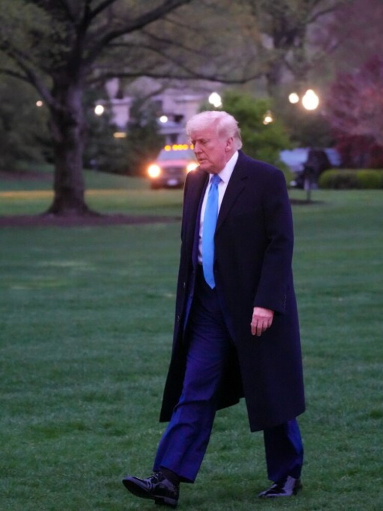Trump: "Non c'è inflazione, gli Usa stanno guadagnando miliardi di dollari"