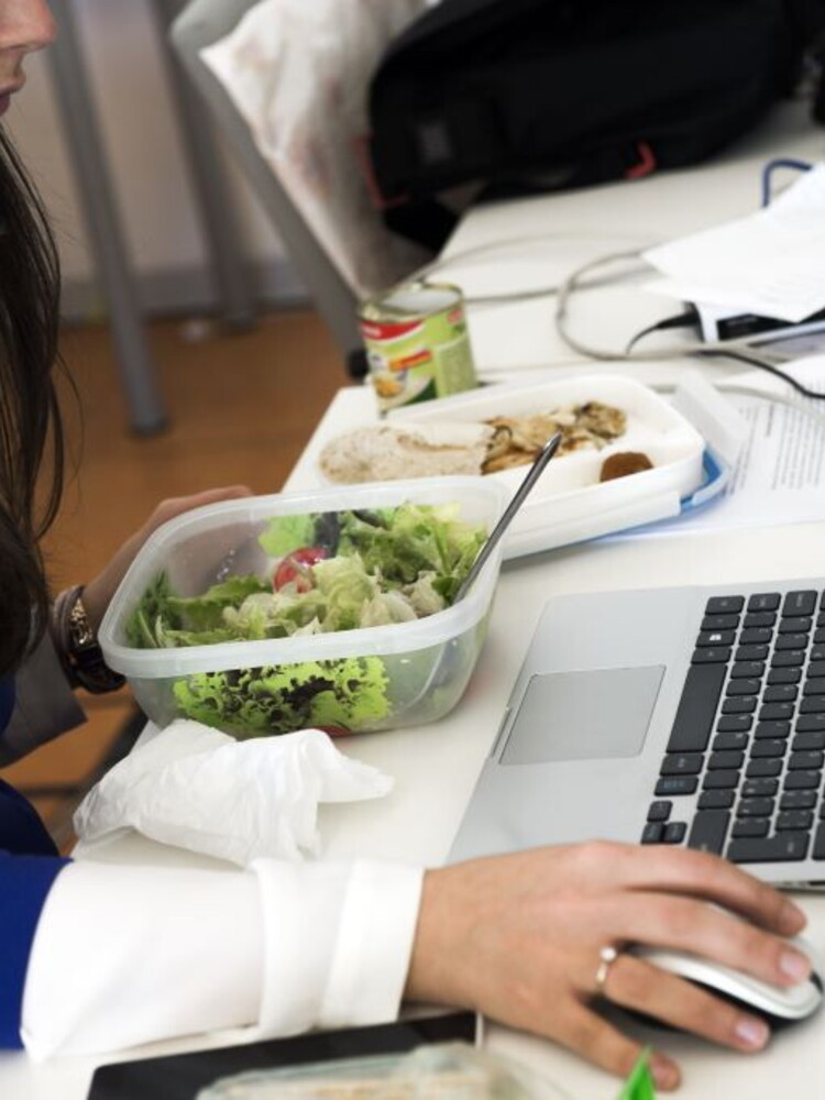 Mangiare solo di giorno riduce i rischi cardiaci legati al lavoro a turni