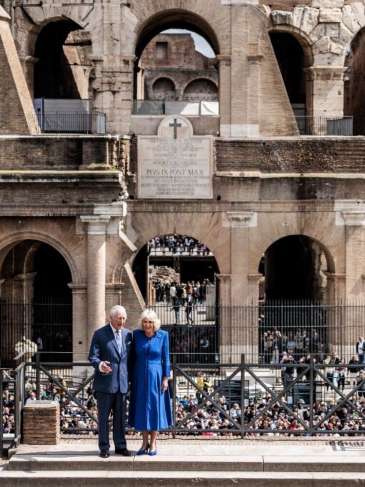 Carlo e Camilla da Villa Pamphili al Mattatoio. Nel discorso in Parlamento il re cita Falcone e ricorda la partigiana Del Din