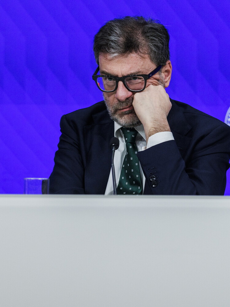 Il Def dimezza la crescita del Pil. Giorgetti: "Stime difficili"