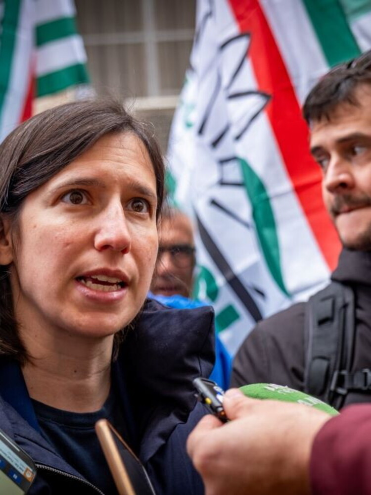 Il Pd arretra di mezzo punto, FdI flette ma rimane sopra il 29%. In crescita Azione