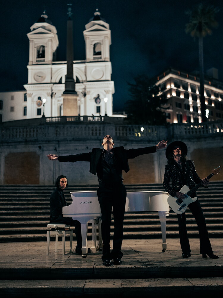 Achille Lauro live a sorpresa in Piazza di Spagna per l'uscita di "Comuni mortali"