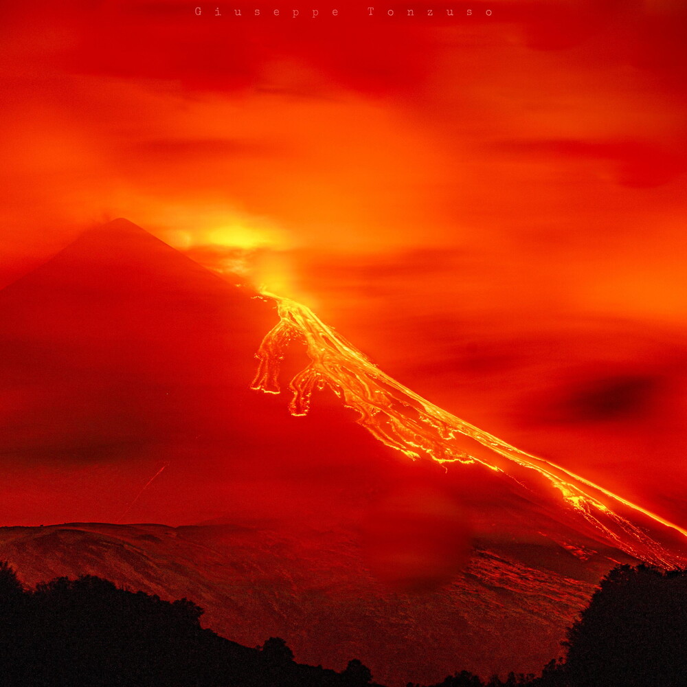 Etna: nuove eruzioni e colate laviche dalle bocche del vulcano  