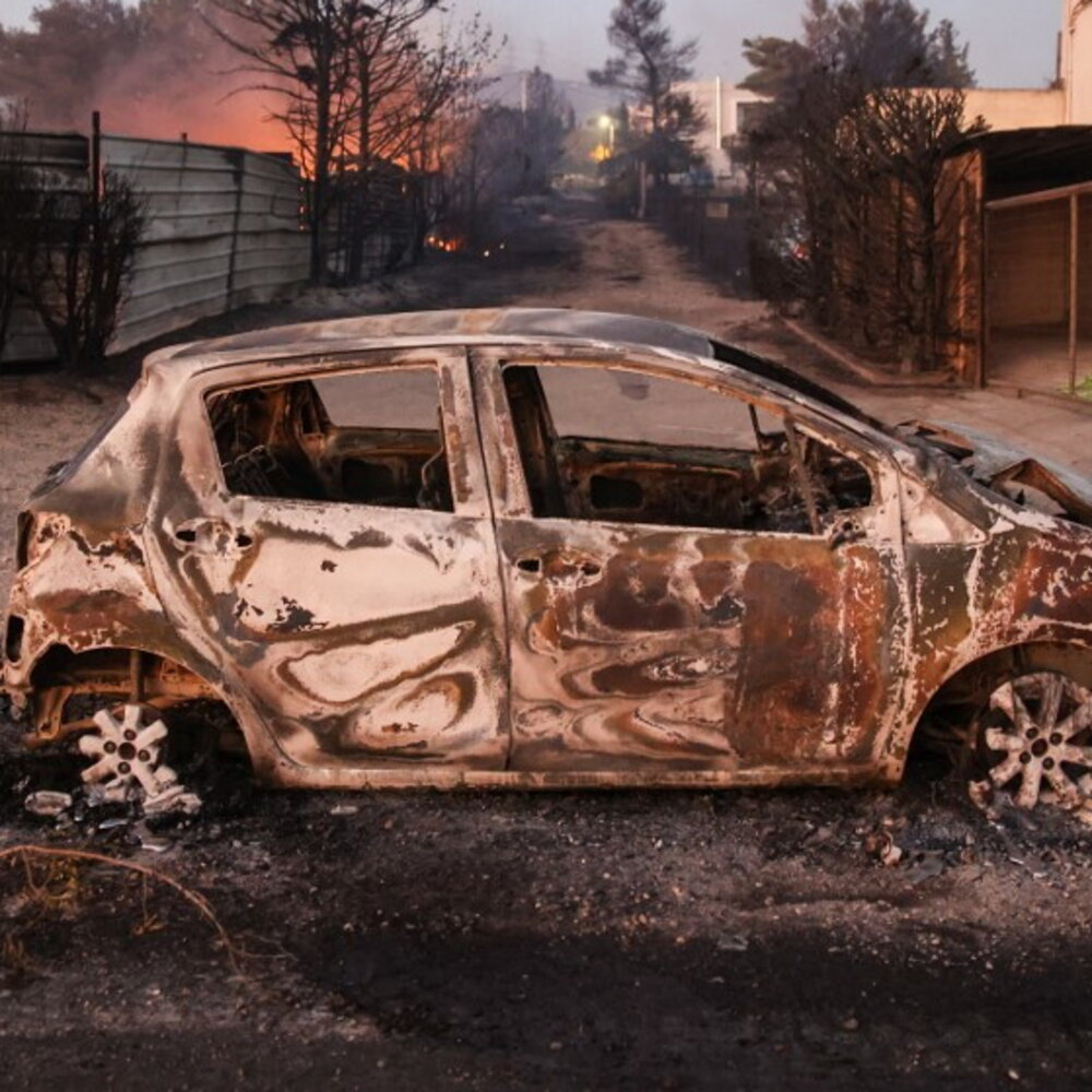 Una donna è morta carbonizzata mentre faceva benzina