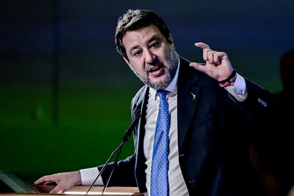 Salvini: "Fuori dalle p.... chi non rispetta la nostra cultura"