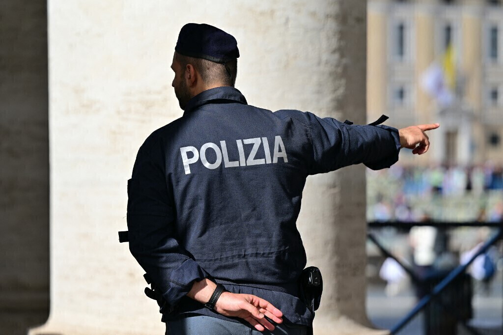 Uccidono un uomo sulla banchina della stazione di Milano e fuggono in treno