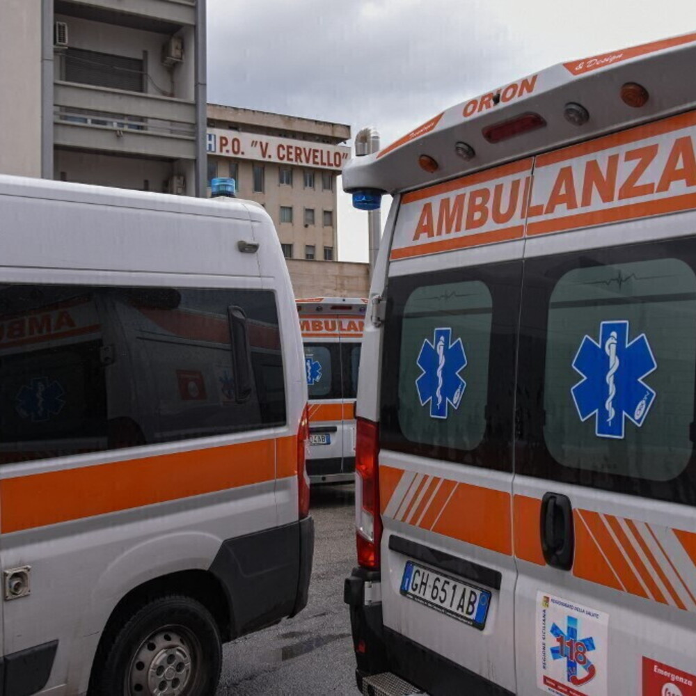 Un 20enne precipita da un tetto e muore