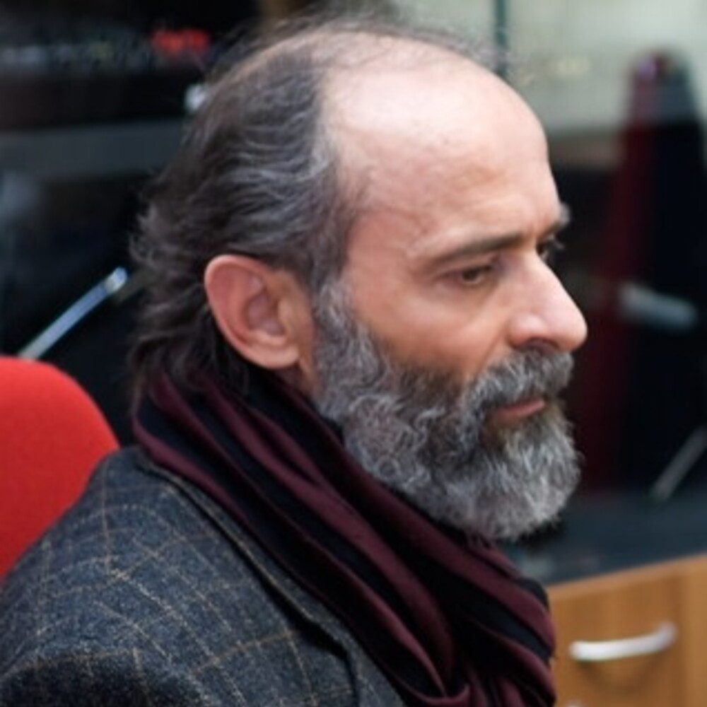 Chi è Gëzim Hajdari, il poeta che ha ottenuto la Legge Bacchelli