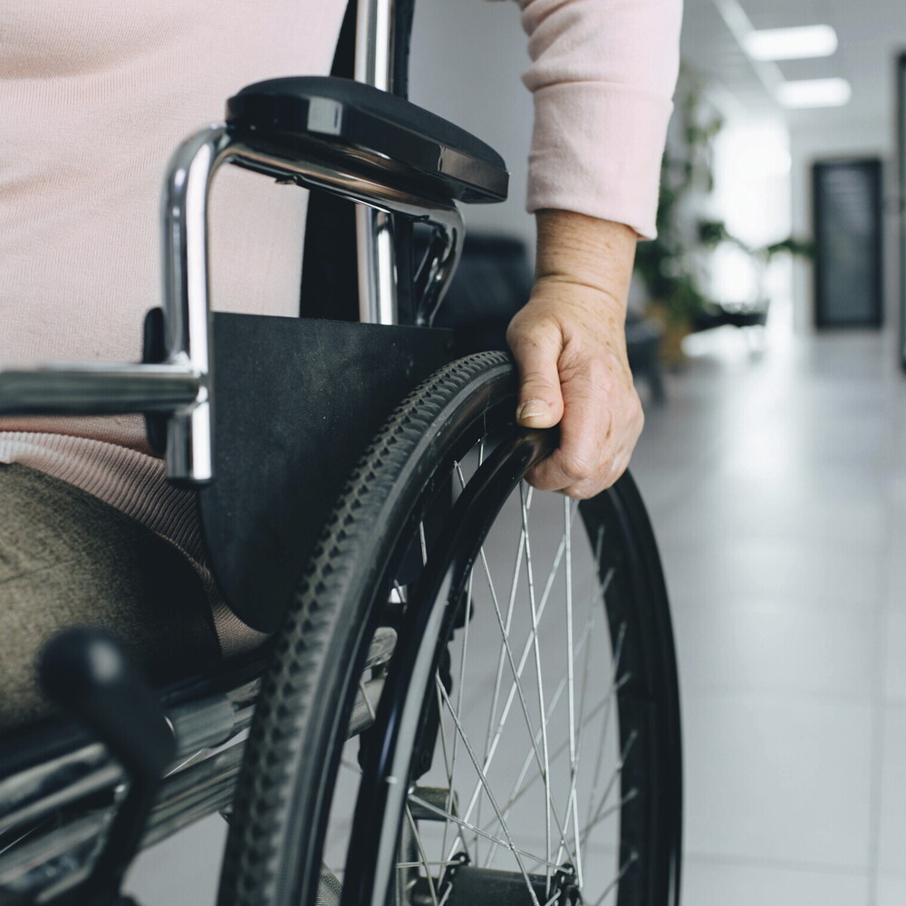 Paraplegico torna a camminare dopo la neurostimolazione midollare