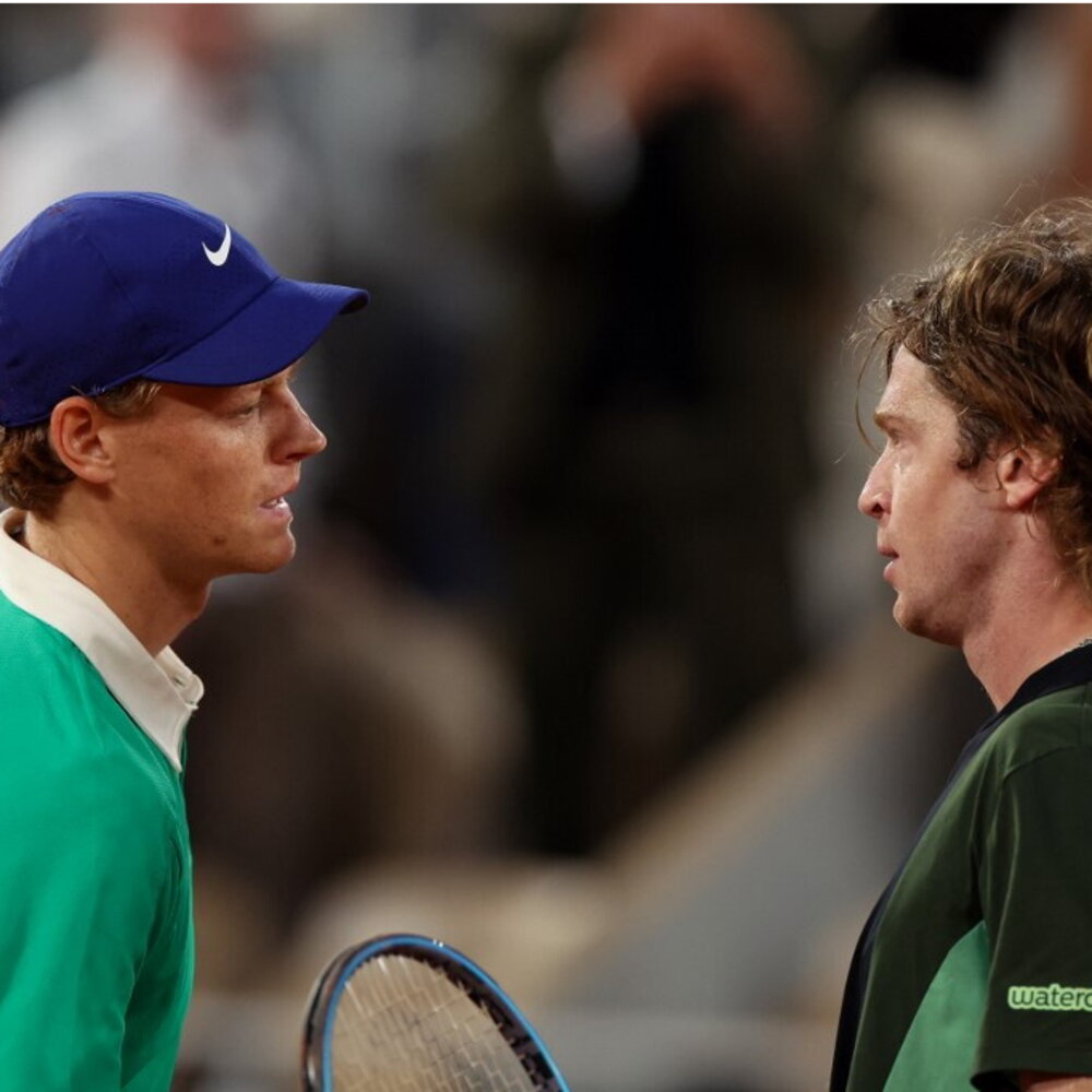 Sinner travolge Rublev e vola ai quarti a Parigi