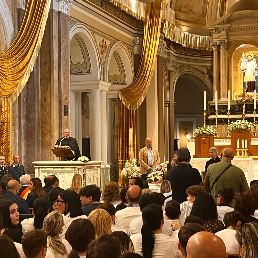I funerali di Martina Carbonaro. Monsignor Battaglia, "è morta per una idea malata dell'amore" [VIDEO]