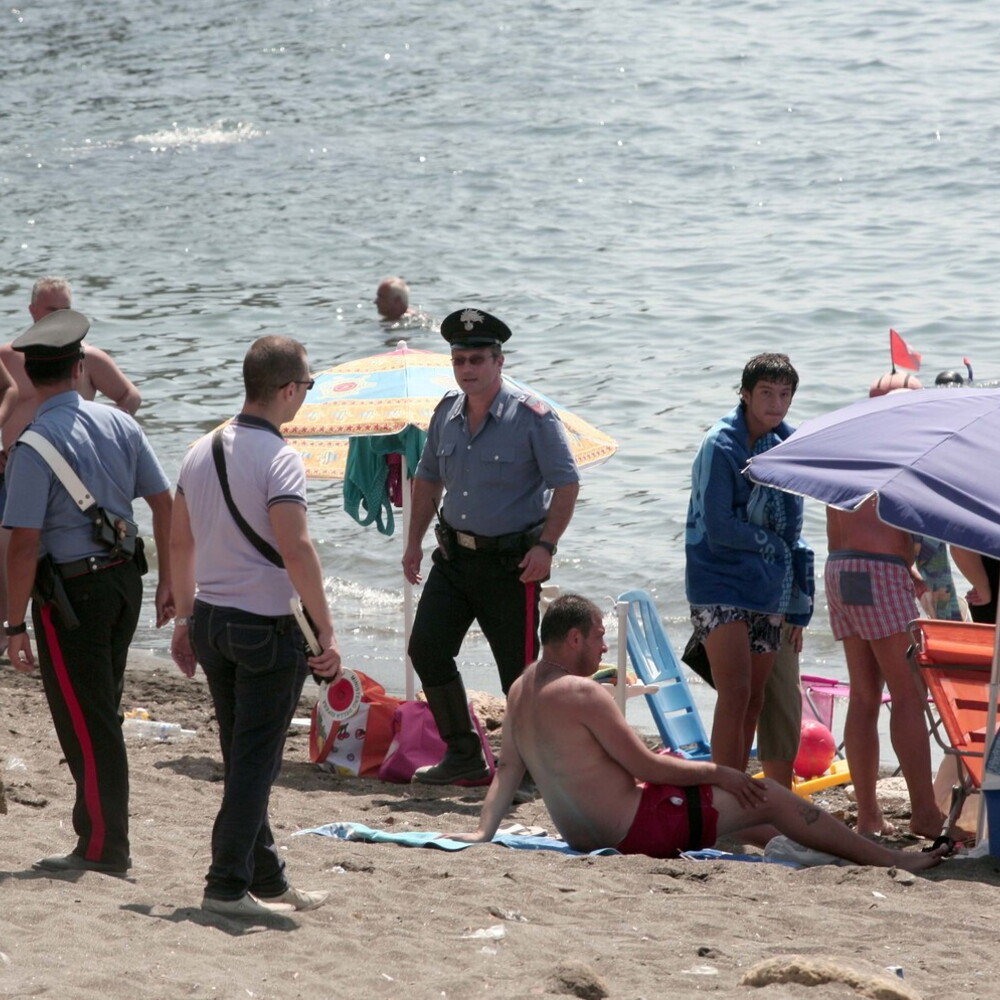 Lite tra giovani in spiaggia, un morto e un fermo nel napoletano