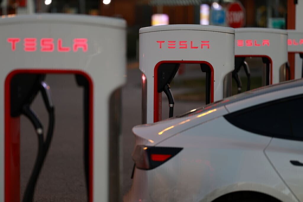 Tesla valuta la vendita delle attività in Cina in vista di una "possibile"fusione con SpaceX