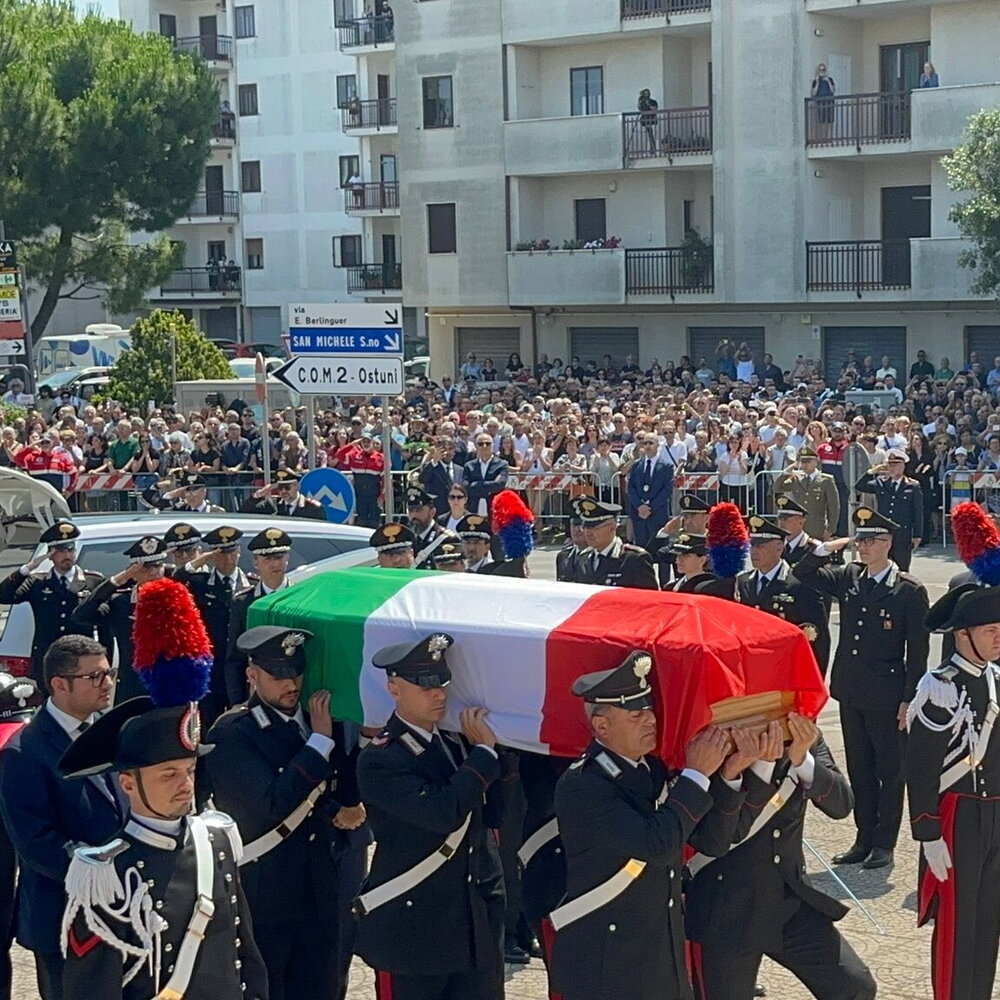 Mattarella ai funerali del carabiniere eroe Legrottaglie