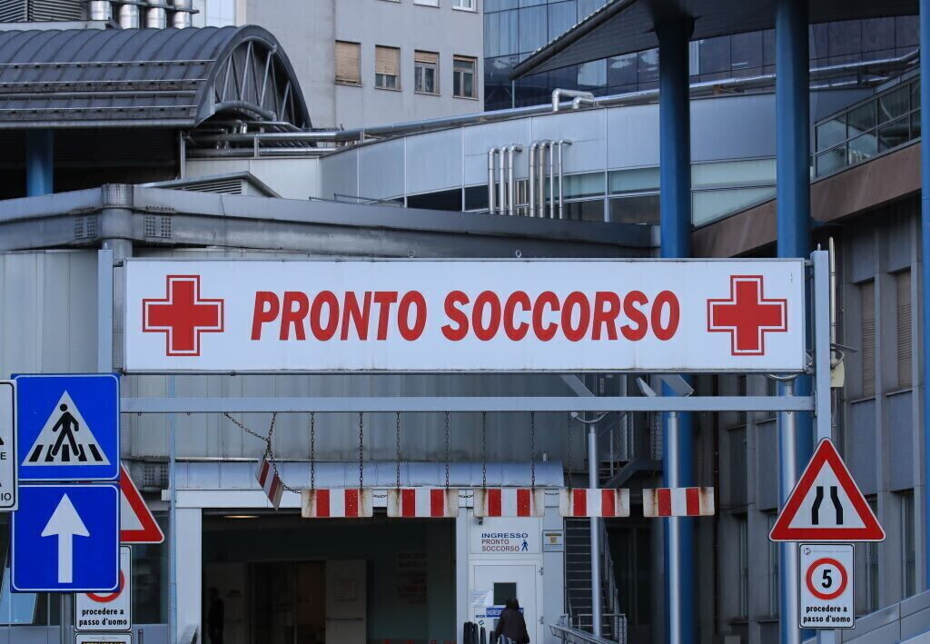 Ancora in rianimazione il bambino caduto ieri a Genova