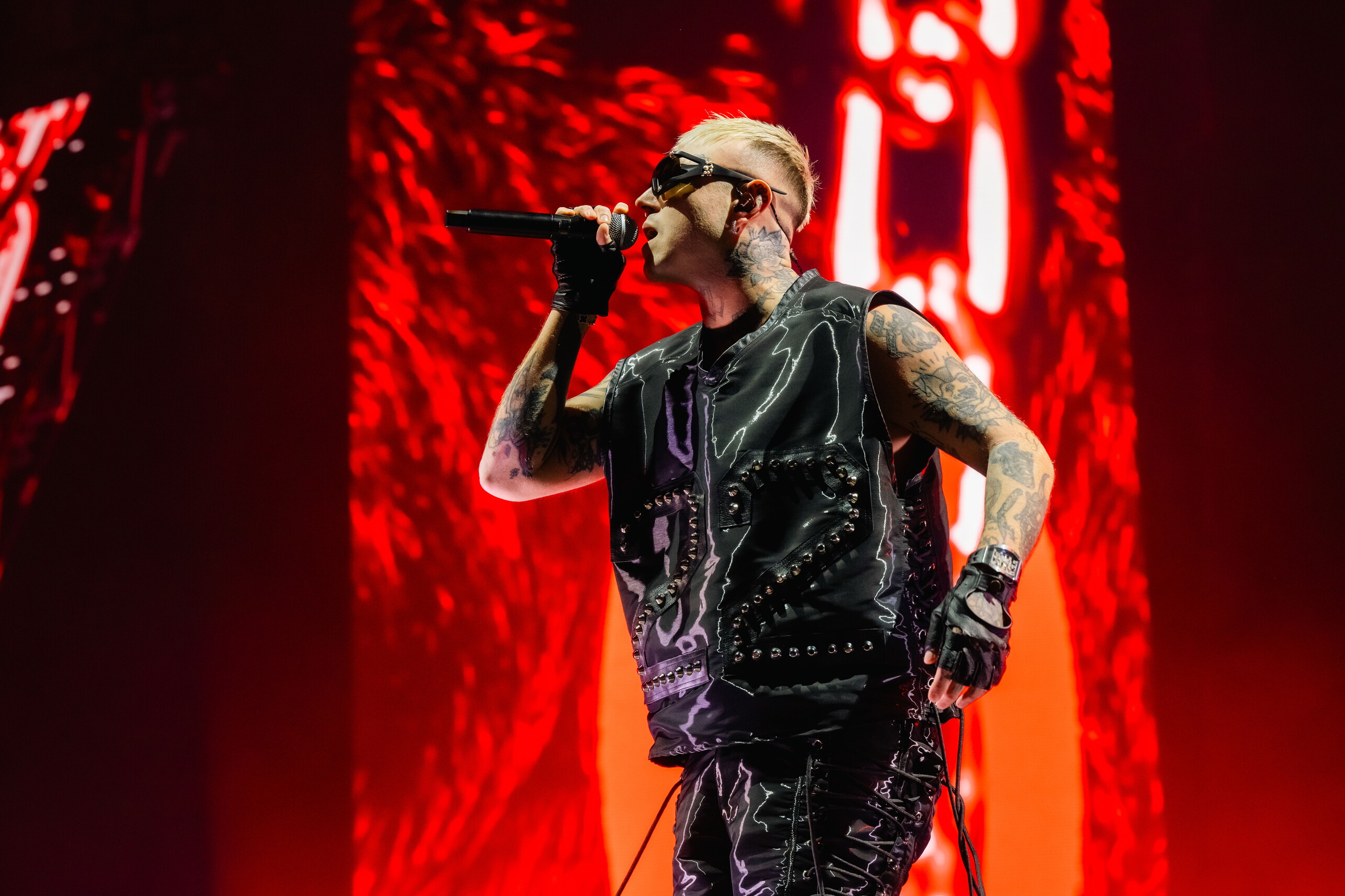 Lazza entusiasma Rock in Roma, si poga sotto la pioggia