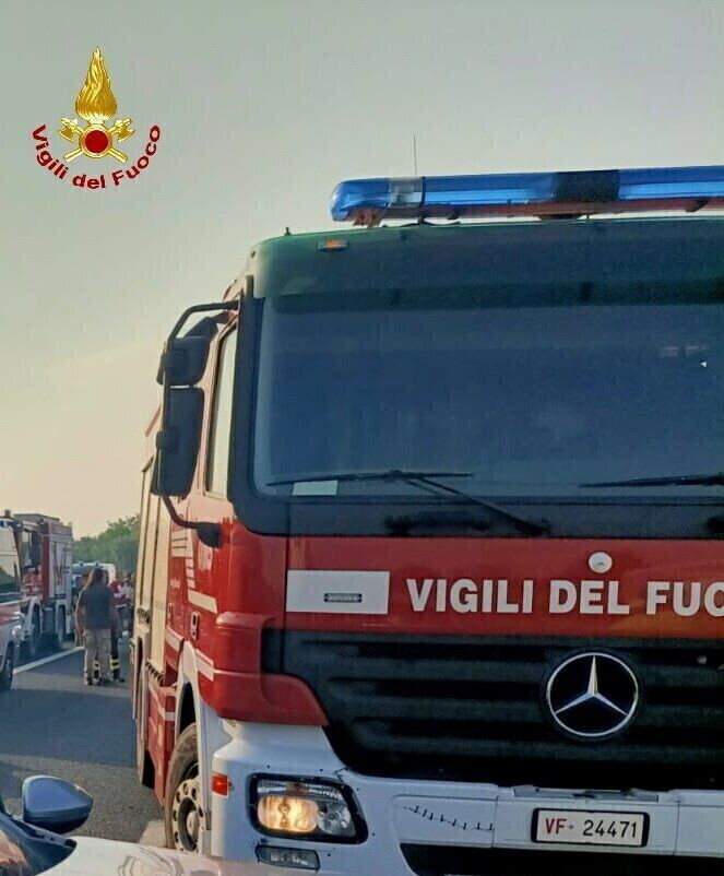 Schianto frontale tra un'auto e un'autobotte dei pompieri, un morto e 6 feriti