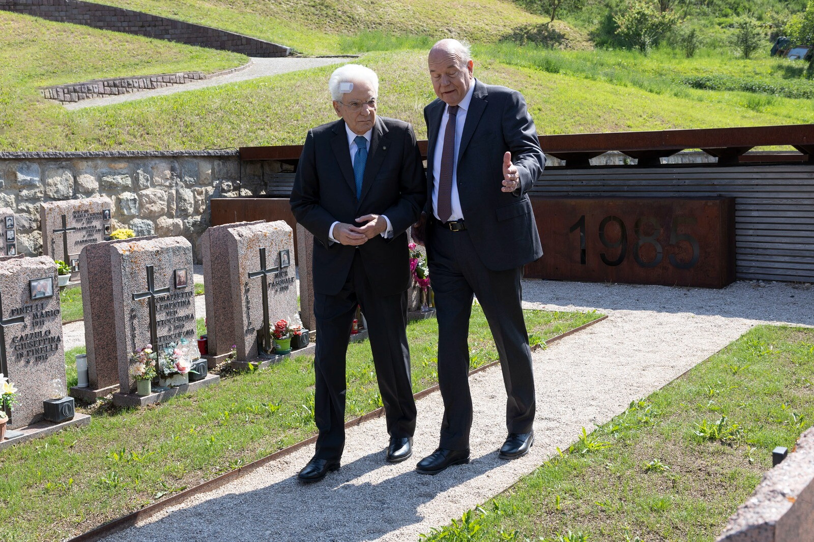 Mattarella a Stava con vistoso cerotto sulla fronte