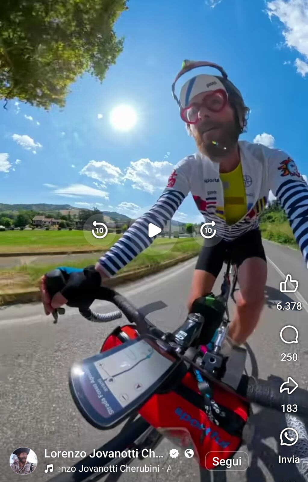 Jovanotti torna in sella alla sua bici a due anni dall'incidente