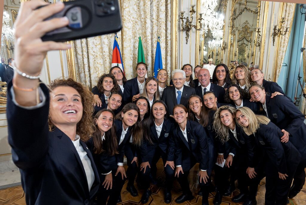Mattarella riceve le Azzurre del calcio al Quirinale: "Avete reso onore alla maglia e alla bandiera"