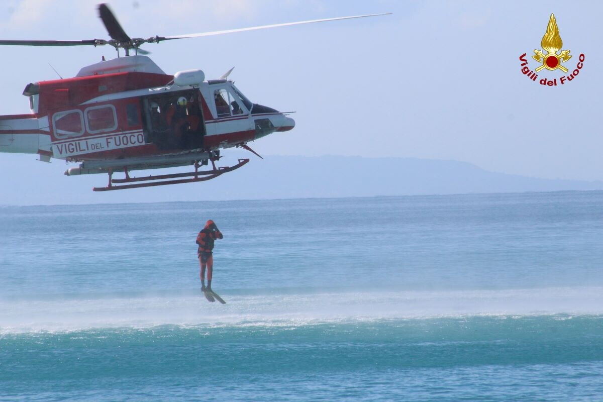 Riduce la madre in fin di vita e si getta in mare. In corso le ricerche