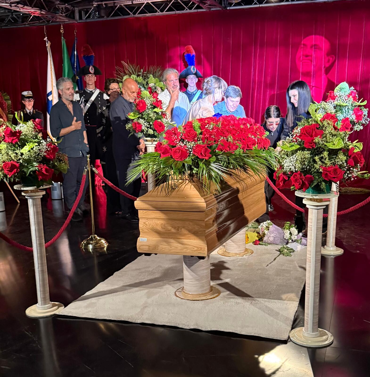 L'omaggio a Pippo Baudo: Katia Ricciarelli, Venier, Banfi, Fiorello, la politica e tanta g...