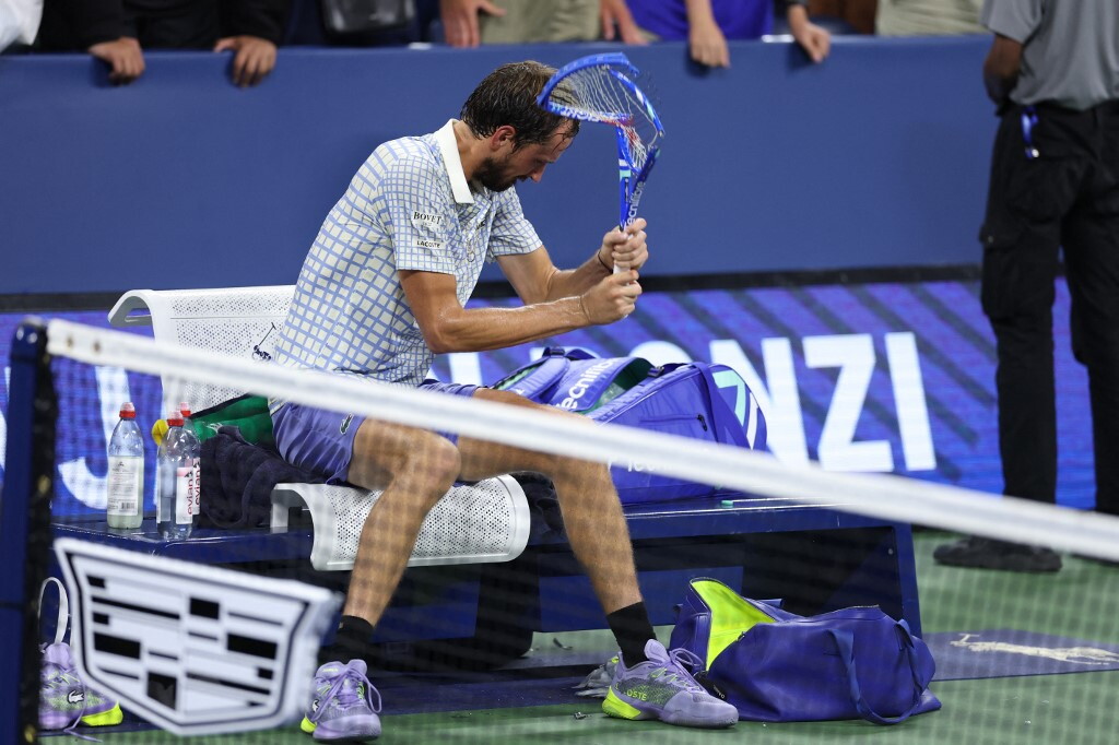 Medvedev litiga con l'arbitro, aizza la folla ma esce subito agli Us Open