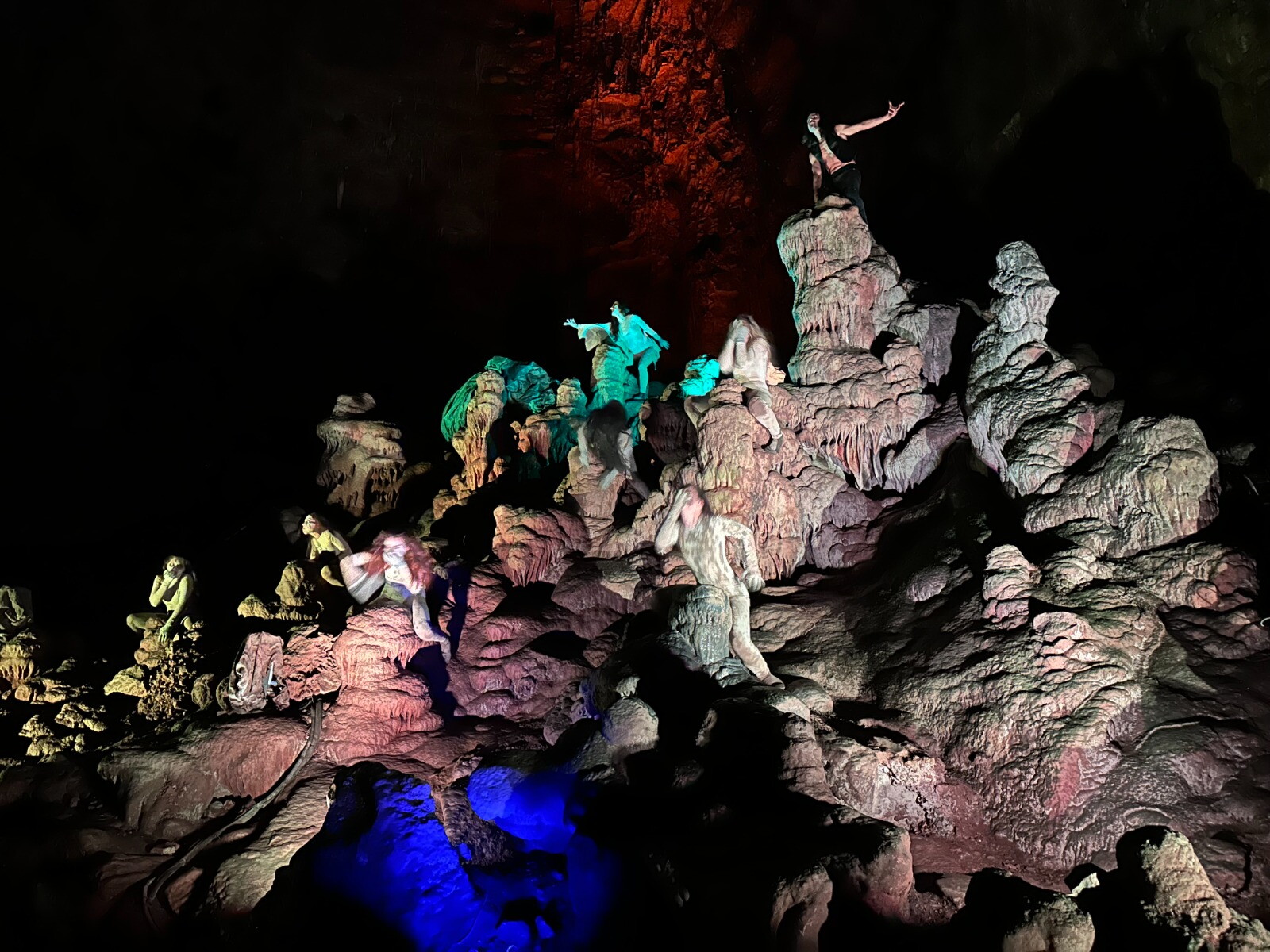 Così l'Inferno di Dante rivive nelle Grotte di Castellana