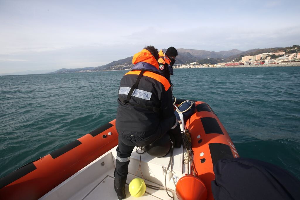 Cade da una barca a vela e muore risucchiato dall' elica del motore