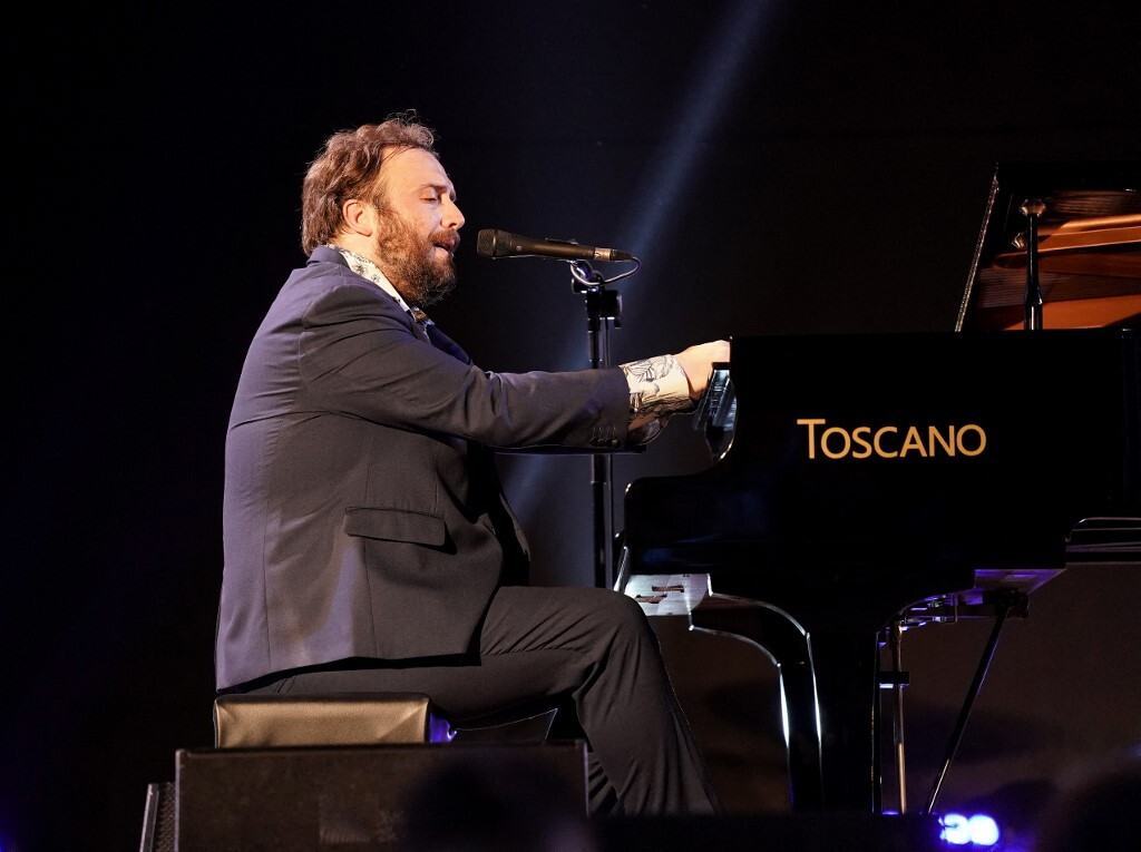 Paura al concerto, cede la struttura luci e sfiora Raphael Gualazzi al pianoforte