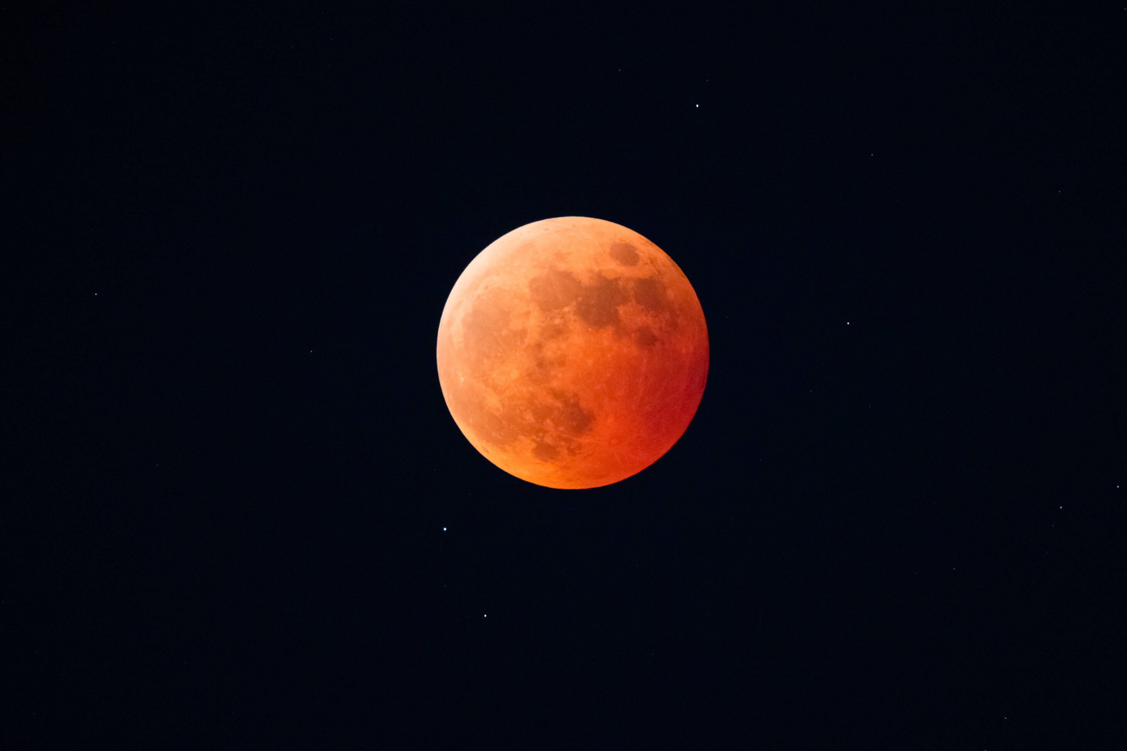 Il 7 settembre con il naso all'insù a guardare la "Luna di sangue"