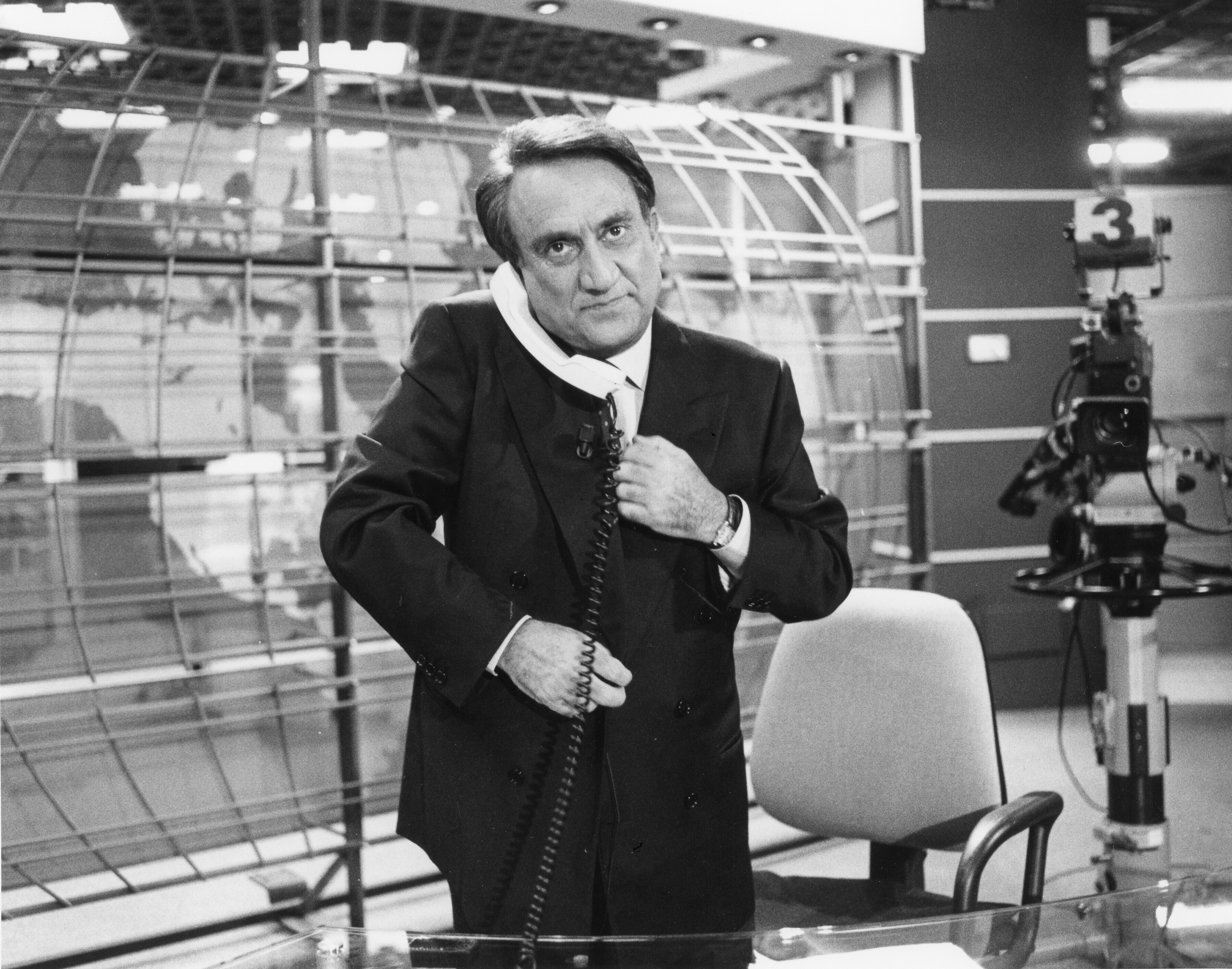 Addio a Emilio Fede, dalla Rai al Tg4 fino al caso Ruby, la parabola di un giornalista