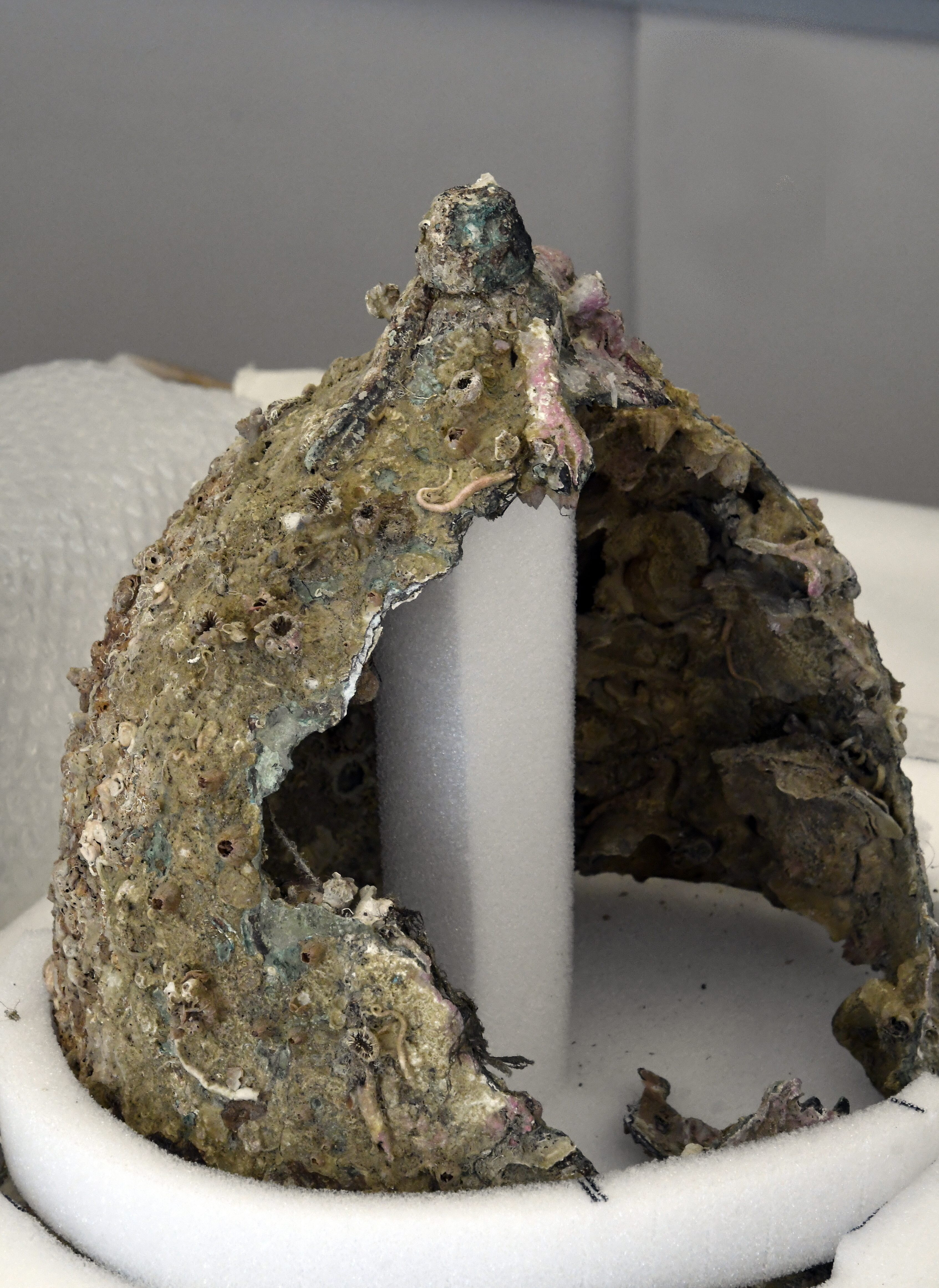 Dai fondali delle Egadi un elmo in bronzo della prima guerra punica