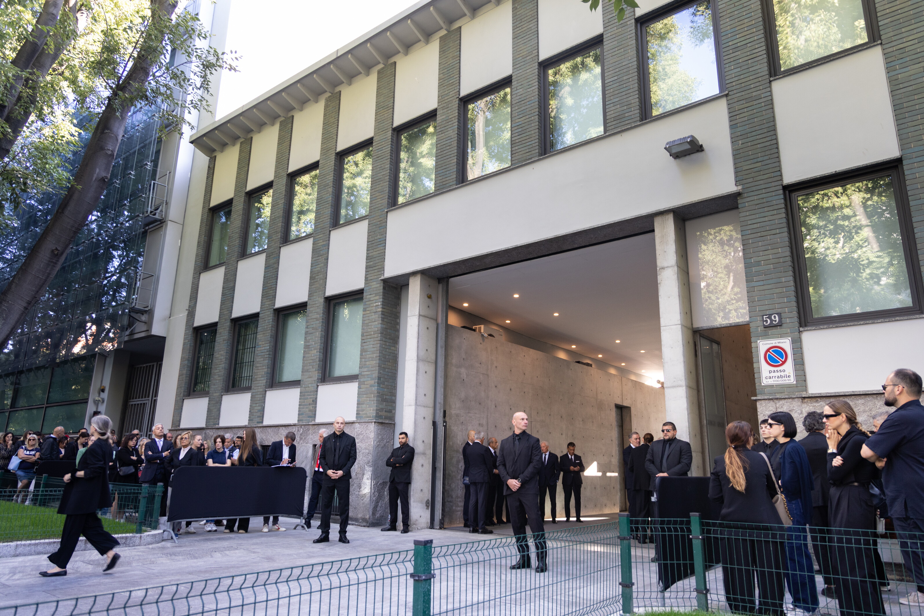 Milano in fila per l'ultimo saluto a Giorgio Armani [VIDEO]