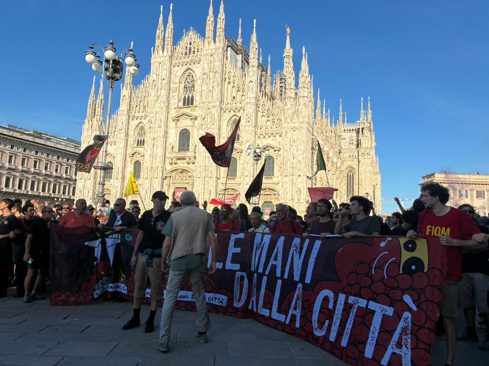 Leoncavallo: corteo a Milano contro lo sgombero. Piantedosi: "Non siamo preoccupati"
