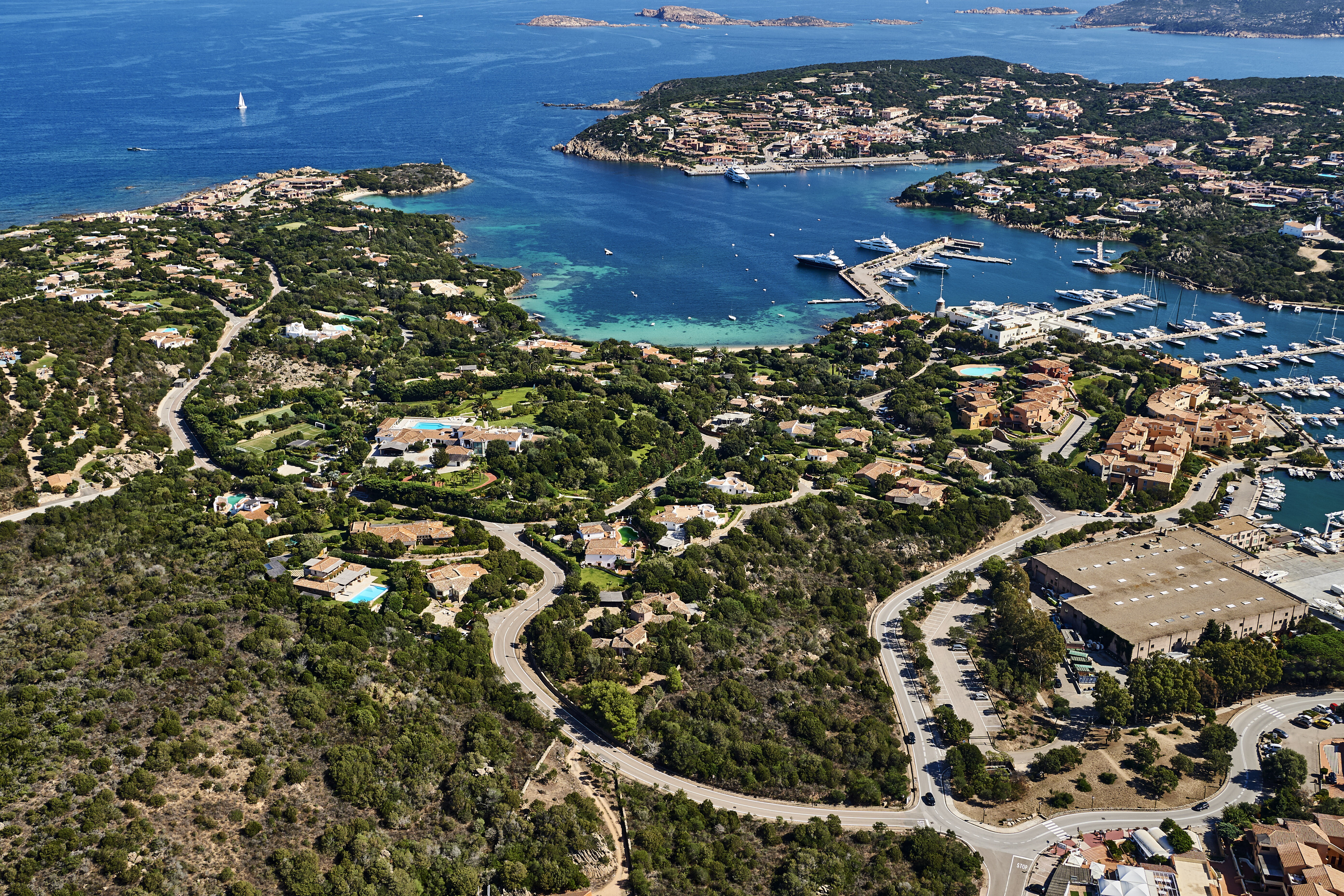 In spiaggia col pos per vendere 'falsi'. Blitz della Guardia di Finanza in Costa Smeralda