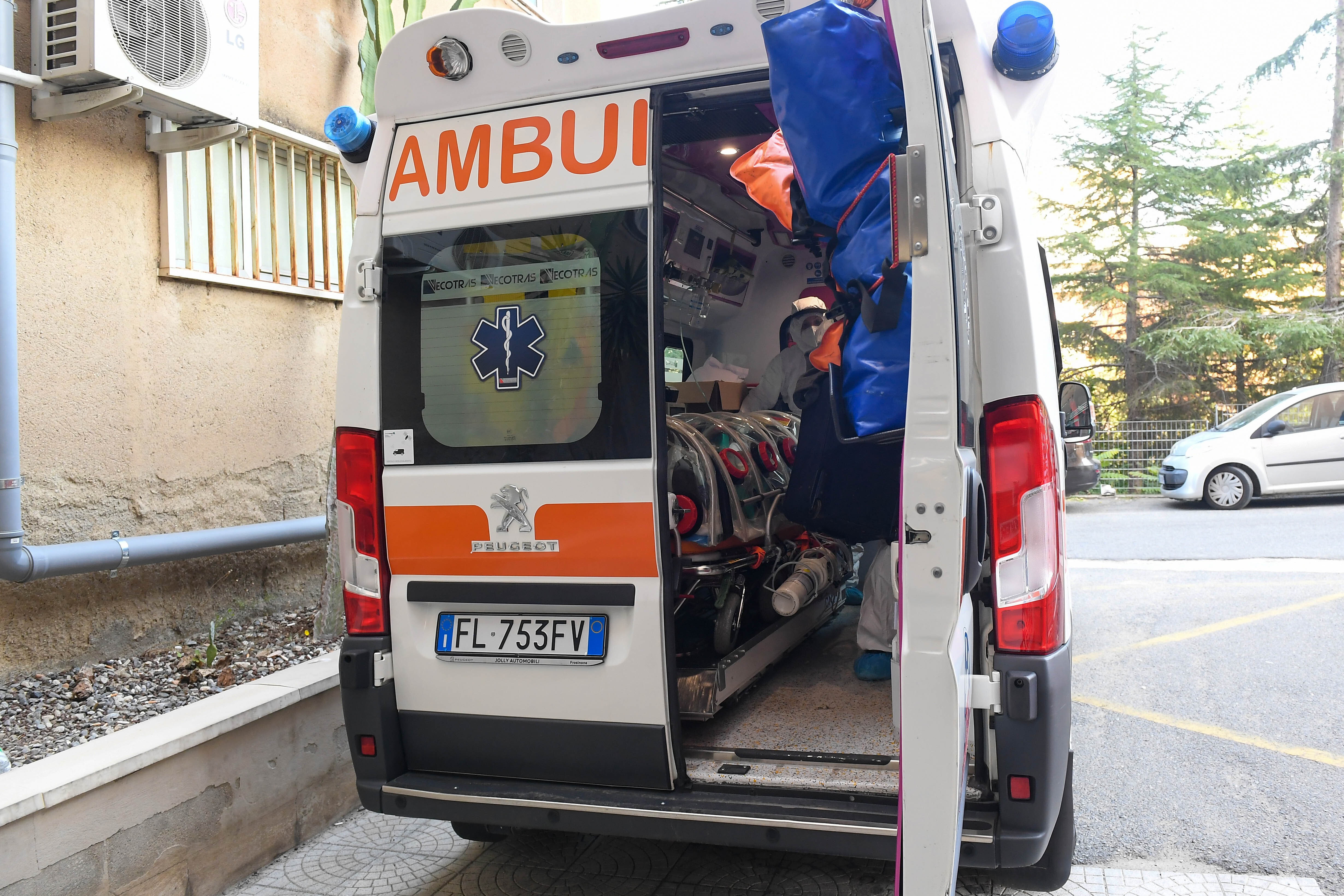Si lancia dal balcone ma cade su una passante e la uccide