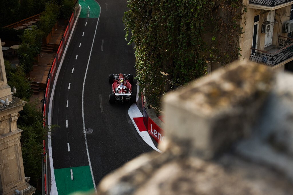 Rosso Ferrari in Azerbaijan. Hamilton e Leclerc dominano