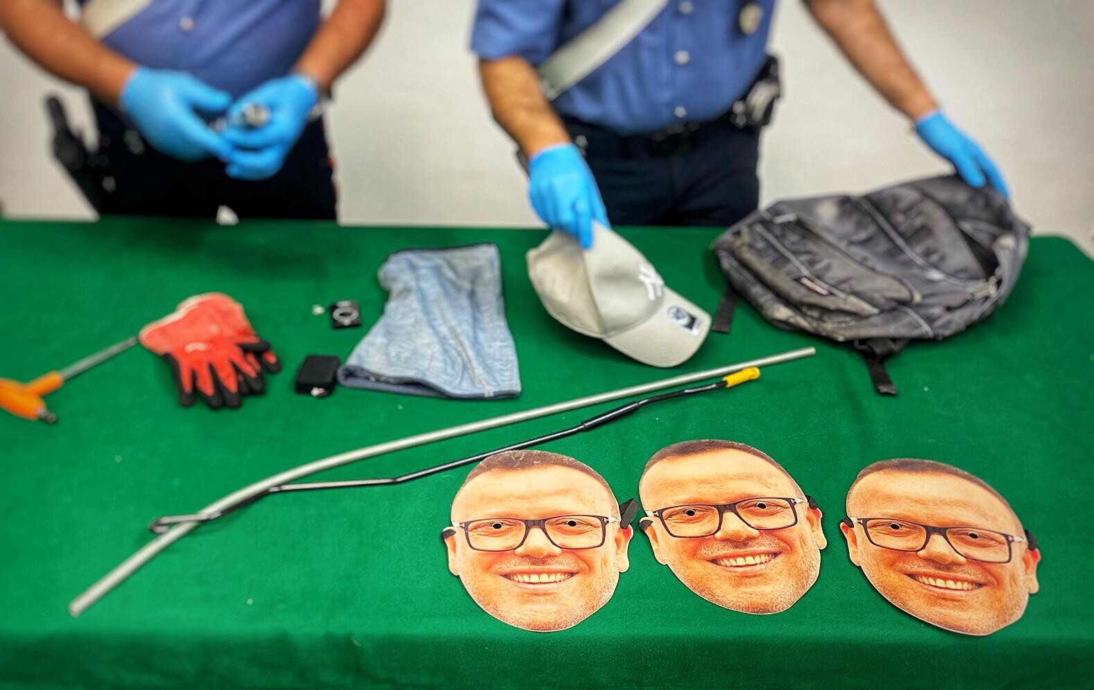 Ladro in azione mascherato da Gigi D'Alessio