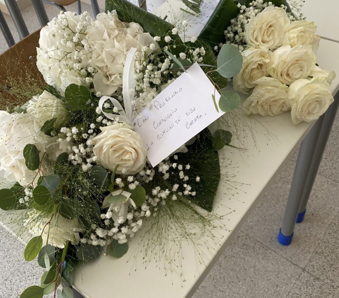 Il banco vuoto, i fiori bianchi: Andria piange Nicola, il rider 18enne morto mentre consegnava pizze