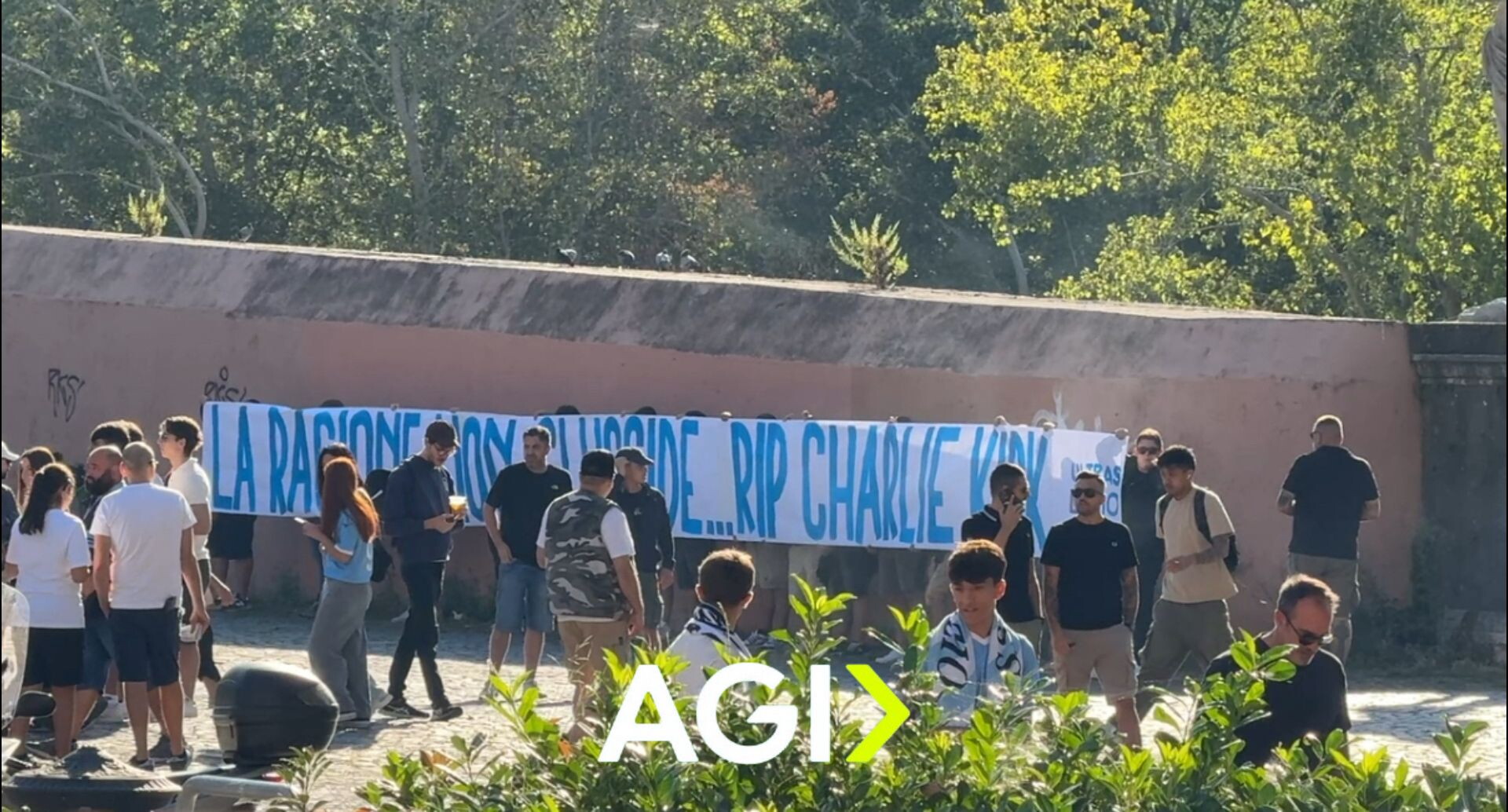 Olimpico blindato per il derby: i laziali espongono uno striscione per Kirk (Video)