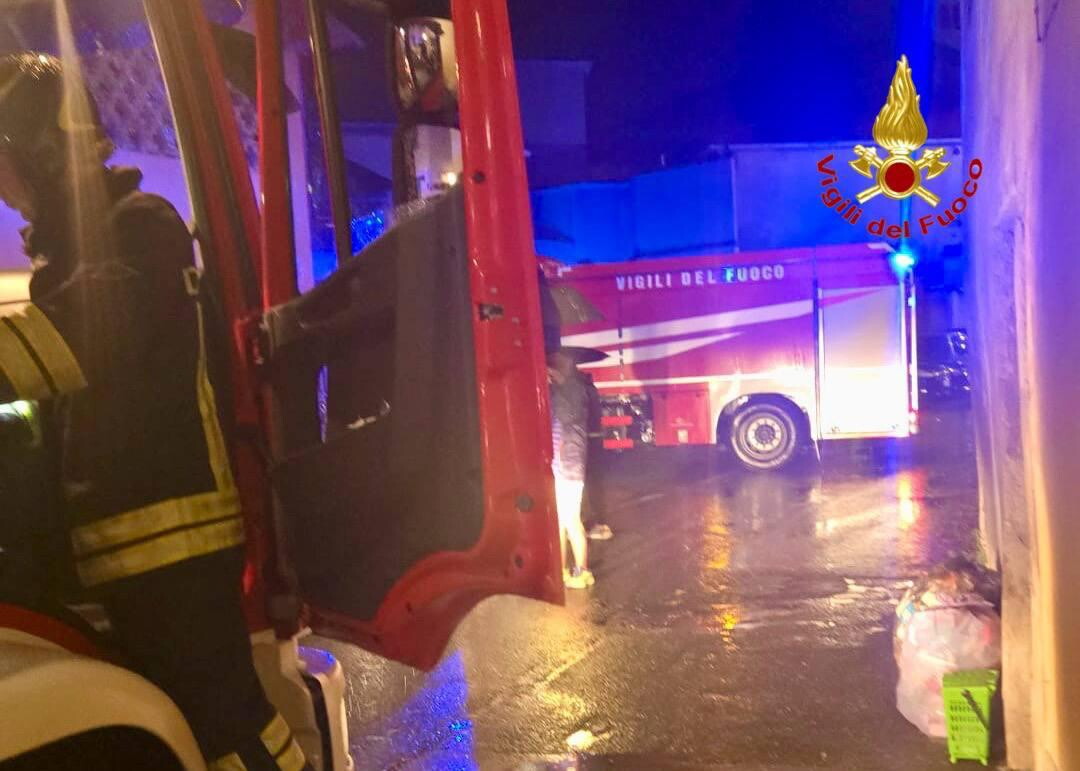 Cascina in fiamme nel Lecchese, 14 feriti