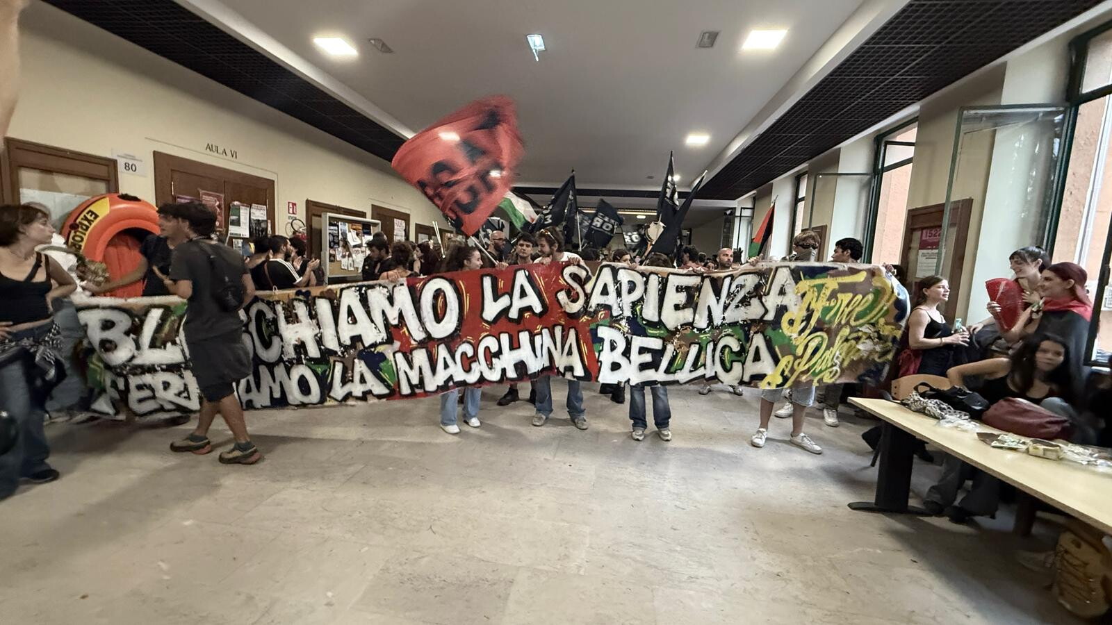 L'Italia si ferma per Gaza. A Milano scontri in stazione, 60 feriti tra le forze dell'ordi...