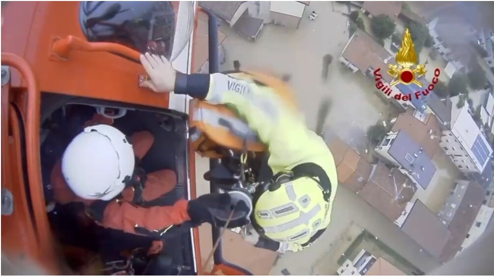 Maltempo in Lombardia, il salvataggio di una bimba di 10 mesi sul tetto di un'auto [VIDEO]