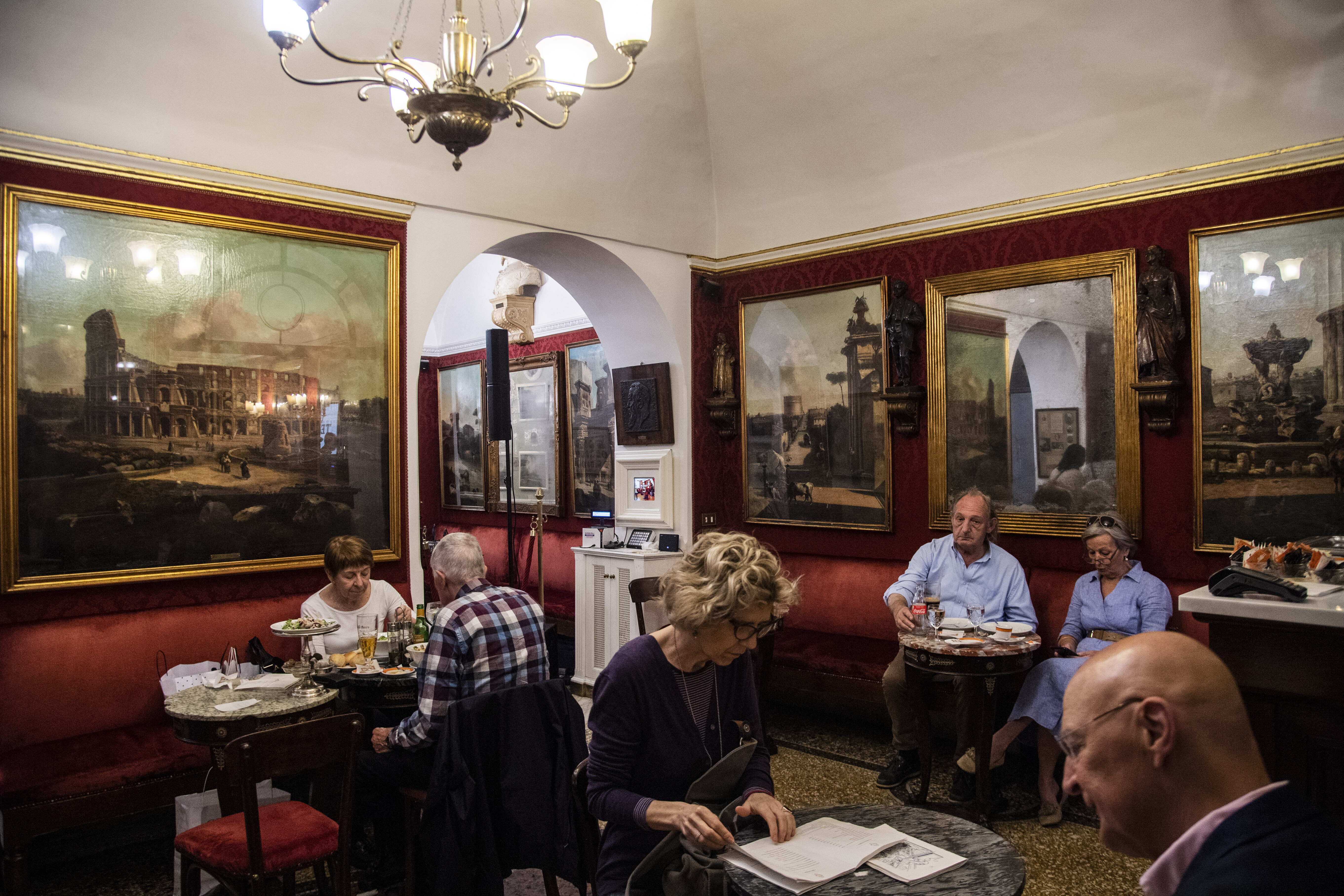 Sequestrati i beni vincolati dello storico Caffè Greco